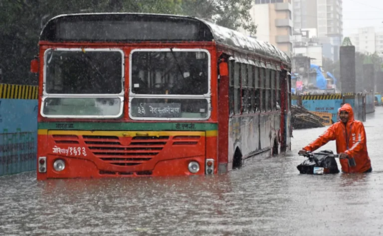 5jpn8na_mumbai-rains_625x300_07_July_22