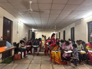 The women actively took party in mehendi course program 